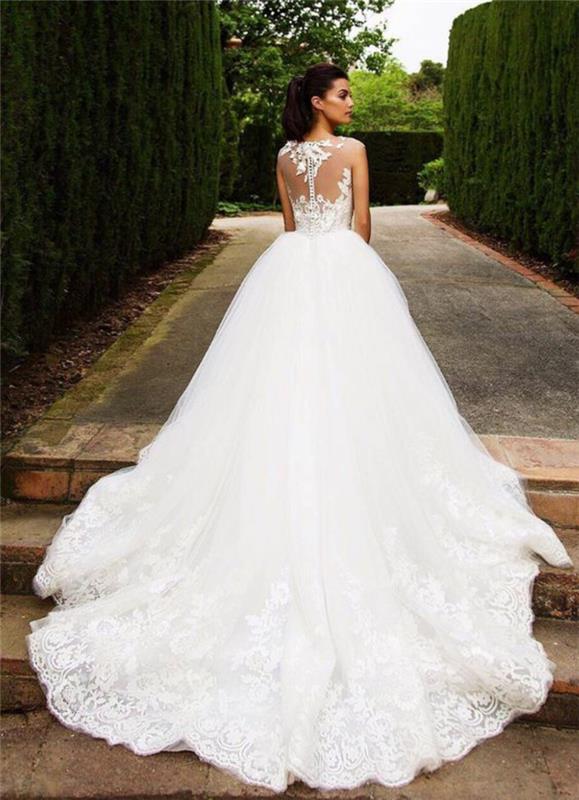 Donna con abito da sposa، vestito bianco stile Principessa، acconciatura Capelli da sposa