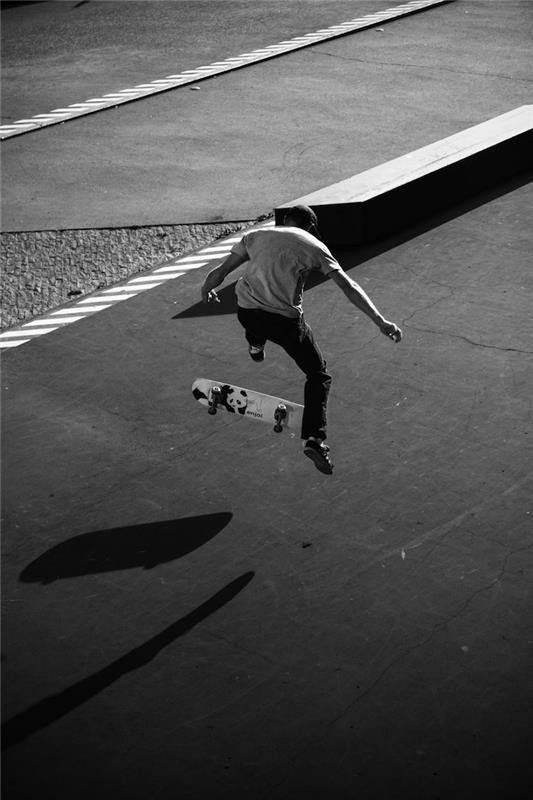 Skater i luften svartvitt porträtt, klassisk svartvitt bild swag -bild för tapeter