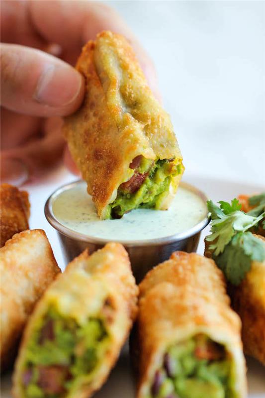 vegetarisk fingermat, kroketter med avokado, gräddfil i en metallskål