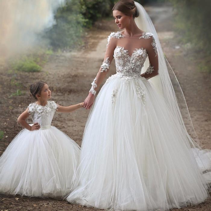 Abiti da sposa stretti، mamma e Figlia con abito da matrimonio، bambina con abito bianco