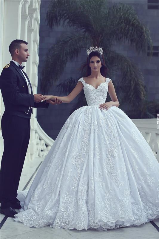 Abito da sposa في stile Principessa، vestito con ricami، ragazza con corona