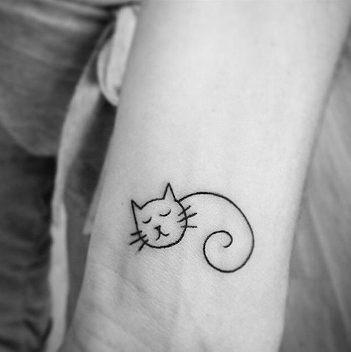 liten katt tatuering arm kvinna tunn tatuerad katt tatuering