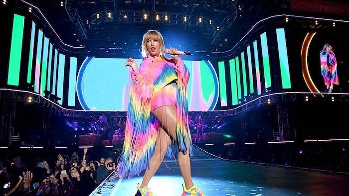 Taylor Swift vinner årets musikvideo för att du måste lugna dig vid MTV Video Music Awards 2019