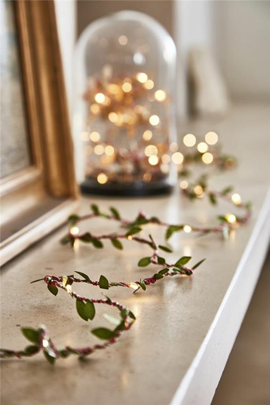 Ljus krans med gröna blad.