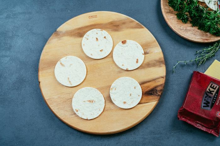 tortilla -omslag, på ett träbräda, hur man gör tacos, blått bord, ostpaket