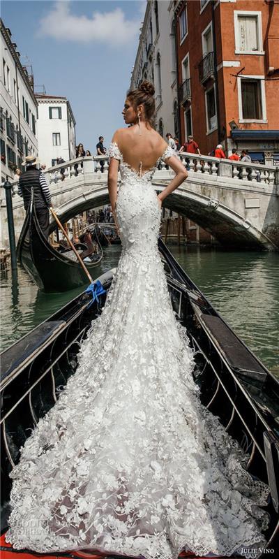 Abito da sposa stile sirena، vestito bianco con ornamenti، barca nella città di Venezia