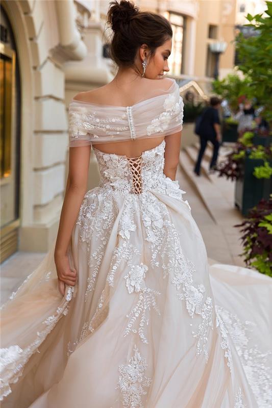 Sposa da Principessa، ragazza con abito bianco، capelli castani legati a chignon