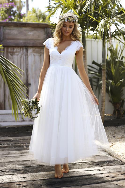 Donna bionda con abito da sposa، vestito con scollo a V، gonna in chiffon bianco