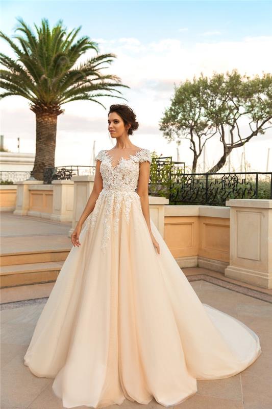 Donna con abito da sposa، vestito colore pesca، bustino con ricami