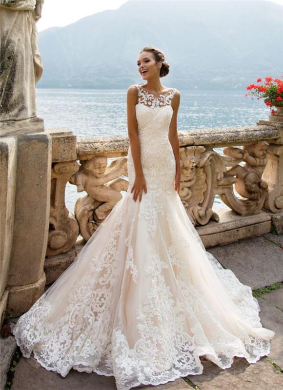 Donna con abito da sposa، vestito da sposa stile sirena، acconciatura Capelli legati