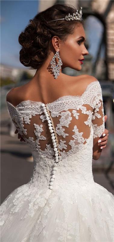 Abito da sposa con ricami، donna con capelli legati، vestito da sposa stile Principessa