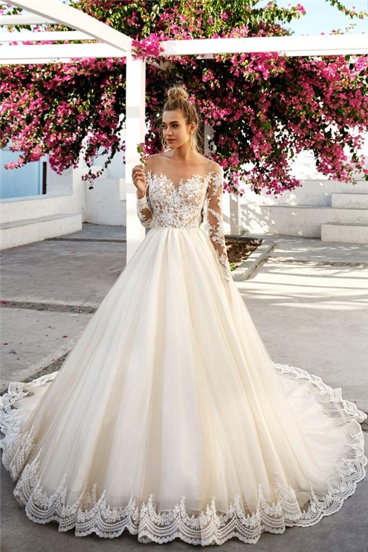 Abito da sposa في stile Principessa، vestito con bustino ricamato