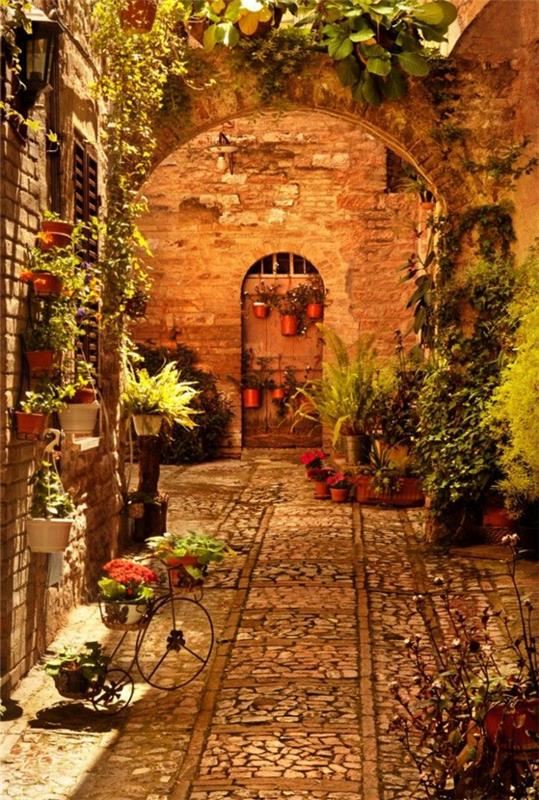 travel-italy-rue-toscana