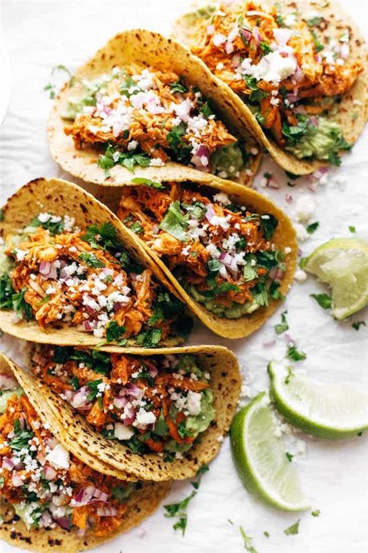 hårdskalig taco, fullkorn, tortillainpackningar, fyllda med nötkött och grönsaker, limeskivor, vitt bord